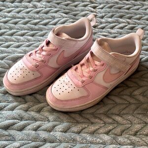 Nike Court Kids Sneakers in Soft Pink and White